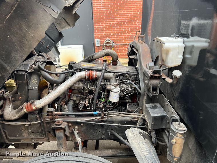 image for item JM9189 2001 Isuzu  refrigerated delivery truck