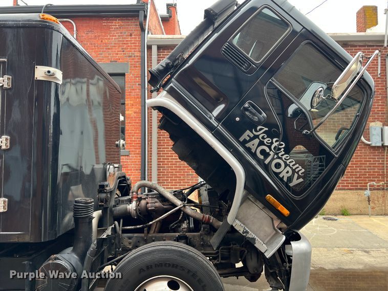 image for item JM9189 2001 Isuzu  refrigerated delivery truck