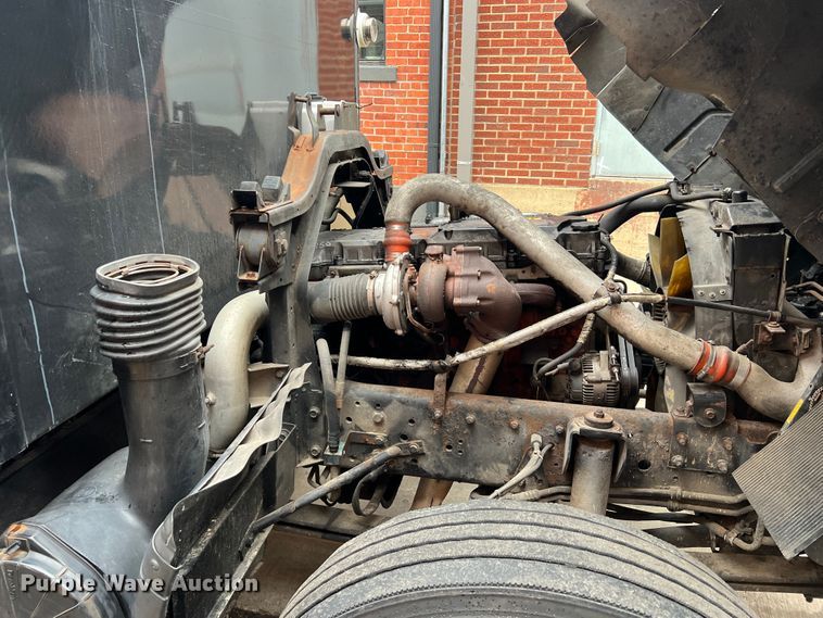 image for item JM9189 2001 Isuzu  refrigerated delivery truck