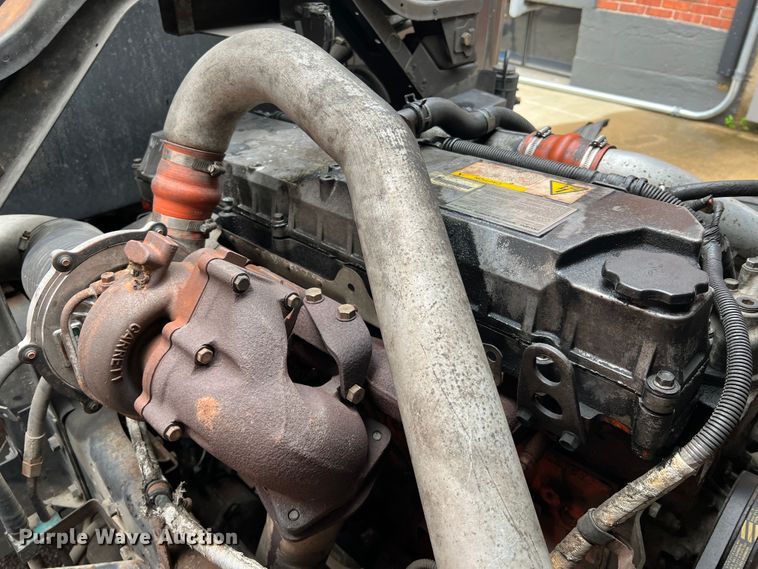 image for item JM9189 2001 Isuzu  refrigerated delivery truck