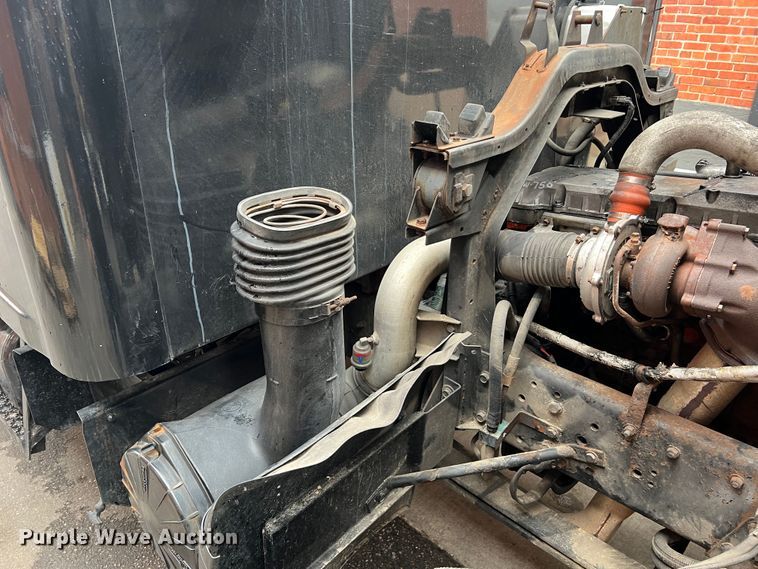 image for item JM9189 2001 Isuzu  refrigerated delivery truck