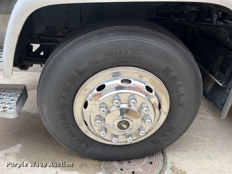 image for item JM9189 2001 Isuzu  refrigerated delivery truck