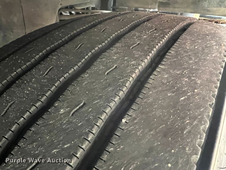 image for item JM9189 2001 Isuzu  refrigerated delivery truck