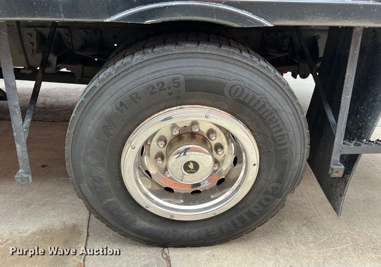 image for item JM9189 2001 Isuzu  refrigerated delivery truck