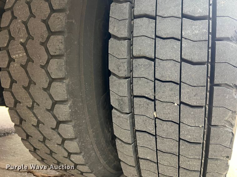 image for item JM9189 2001 Isuzu  refrigerated delivery truck