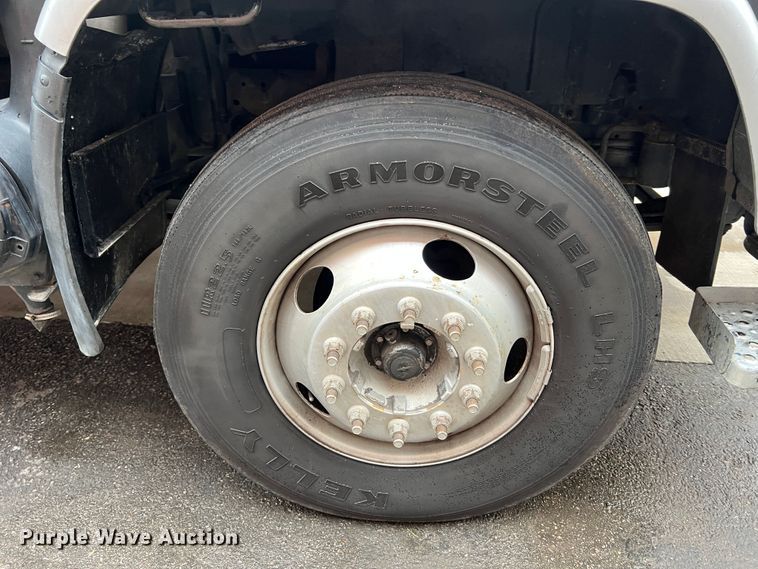 image for item JM9189 2001 Isuzu  refrigerated delivery truck