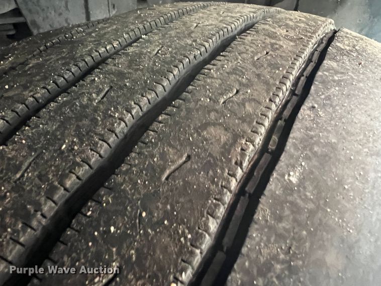 image for item JM9189 2001 Isuzu  refrigerated delivery truck