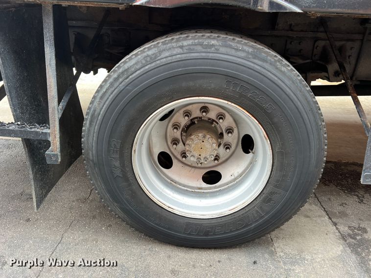 image for item JM9189 2001 Isuzu  refrigerated delivery truck