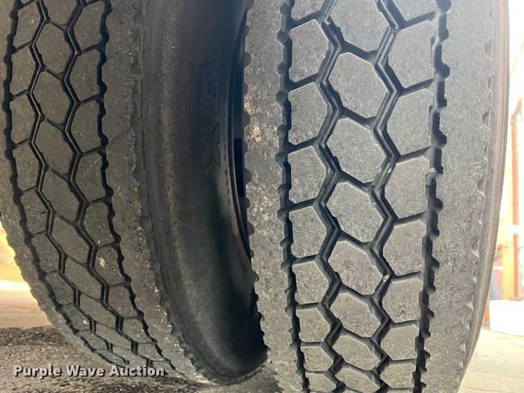 image for item JM9189 2001 Isuzu  refrigerated delivery truck