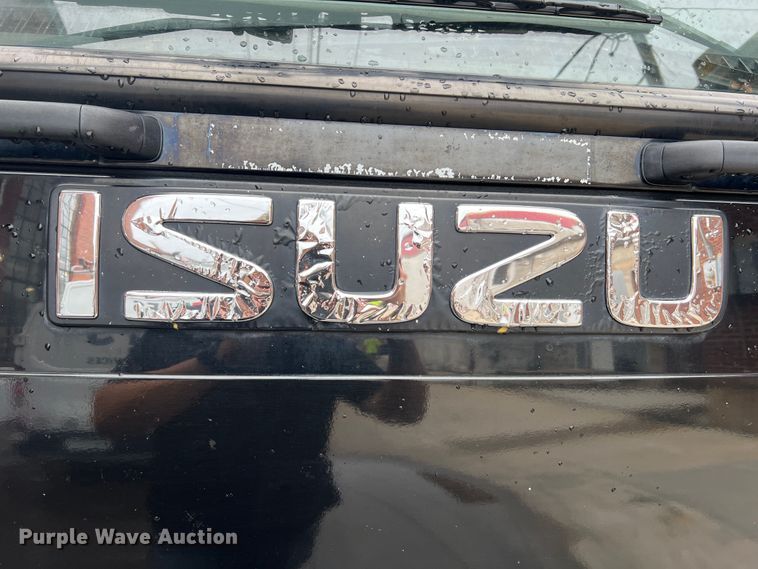 image for item JM9189 2001 Isuzu  refrigerated delivery truck