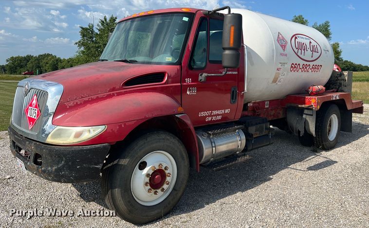 image for item JM9199 2004 International 4300  propane delivery truck