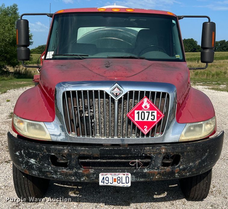 image for item JM9199 2004 International 4300  propane delivery truck