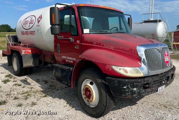 image for item JM9199 2004 International 4300  propane delivery truck