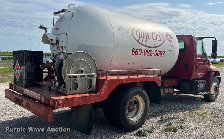 image for item JM9199 2004 International 4300  propane delivery truck