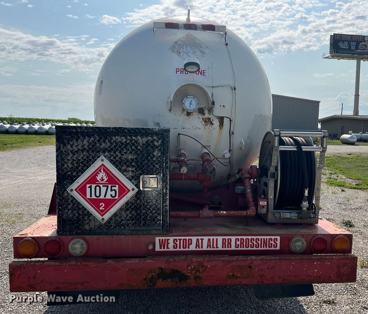 image for item JM9199 2004 International 4300  propane delivery truck