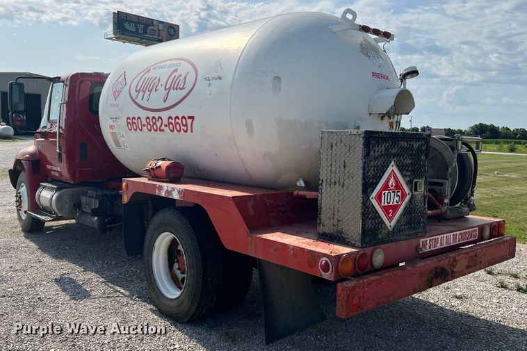 image for item JM9199 2004 International 4300  propane delivery truck