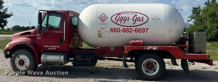 image for item JM9199 2004 International 4300  propane delivery truck