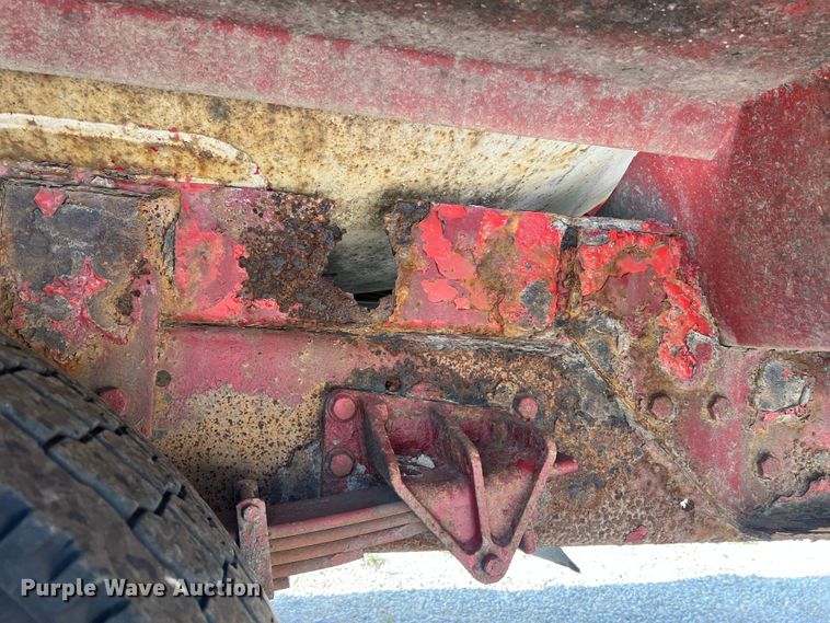 image for item JM9199 2004 International 4300  propane delivery truck