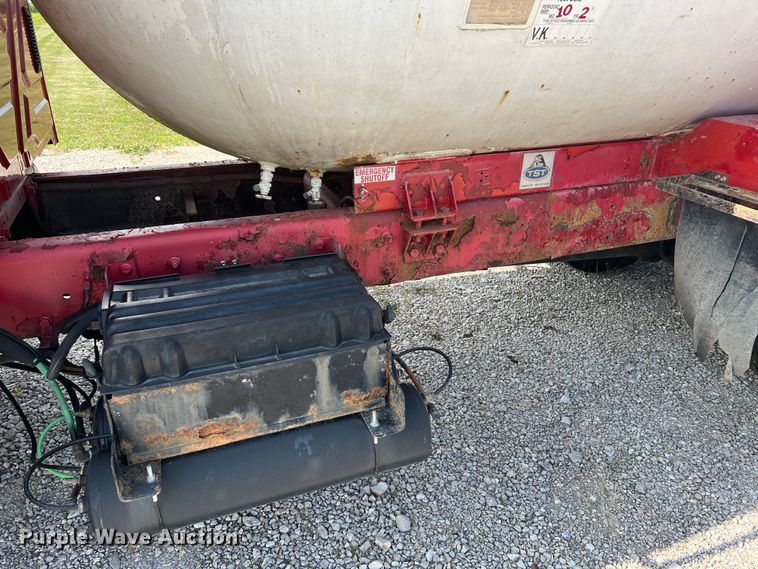 image for item JM9199 2004 International 4300  propane delivery truck