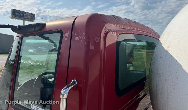 image for item JM9199 2004 International 4300  propane delivery truck