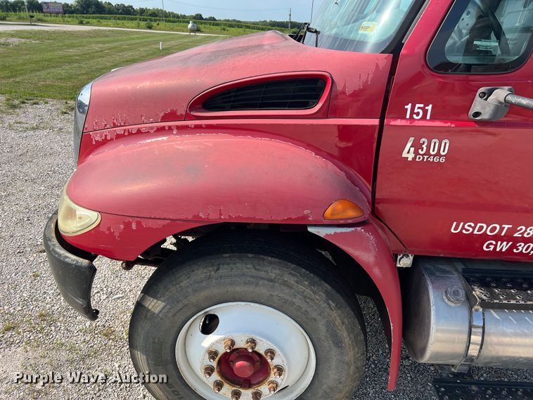 image for item JM9199 2004 International 4300  propane delivery truck