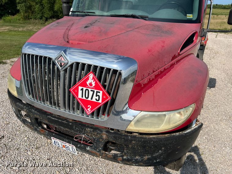 image for item JM9199 2004 International 4300  propane delivery truck