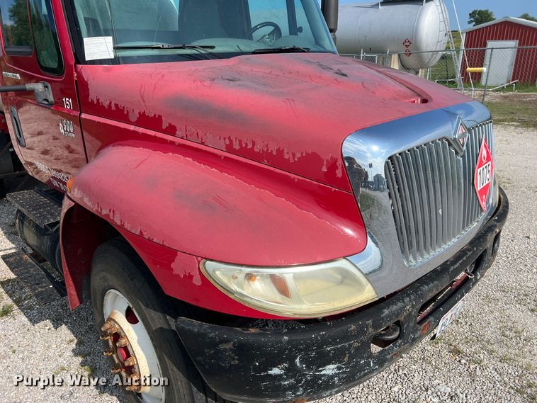 image for item JM9199 2004 International 4300  propane delivery truck