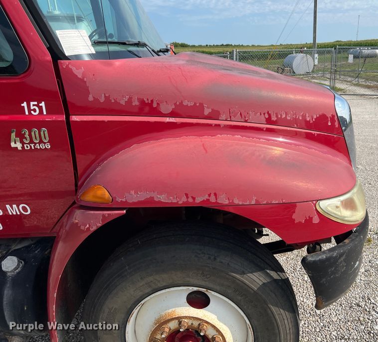 image for item JM9199 2004 International 4300  propane delivery truck