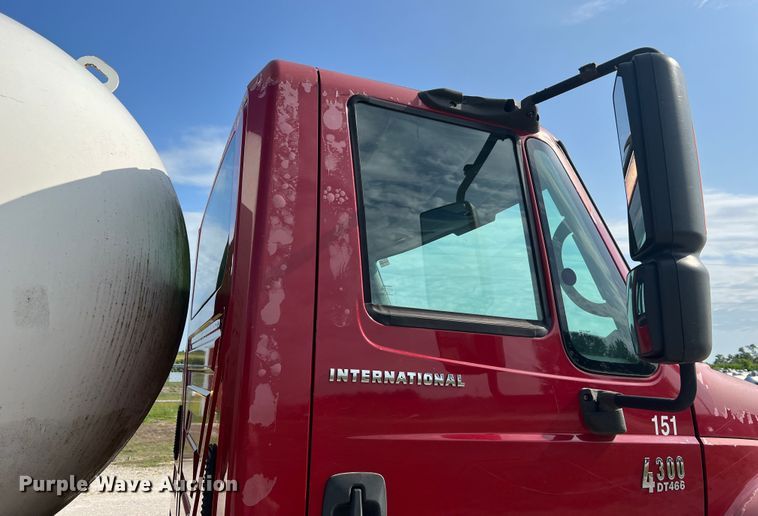 image for item JM9199 2004 International 4300  propane delivery truck