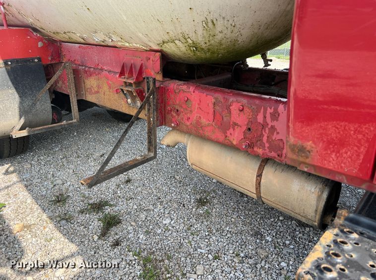 image for item JM9199 2004 International 4300  propane delivery truck