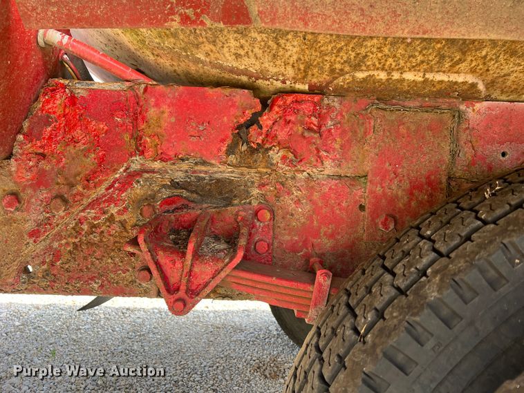 image for item JM9199 2004 International 4300  propane delivery truck