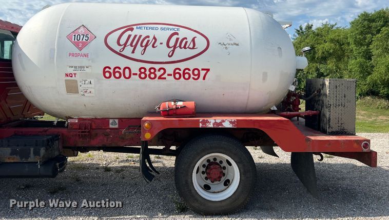 image for item JM9199 2004 International 4300  propane delivery truck