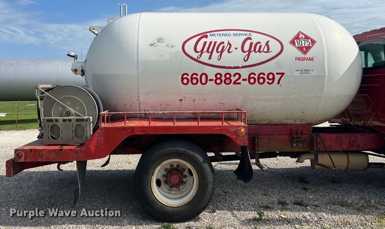 image for item JM9199 2004 International 4300  propane delivery truck