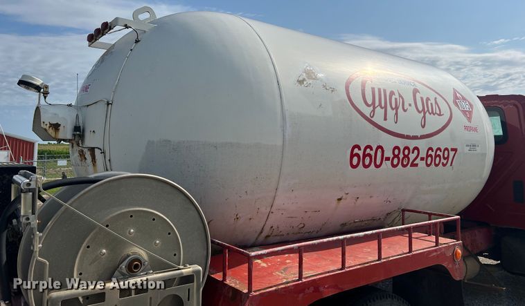 image for item JM9199 2004 International 4300  propane delivery truck