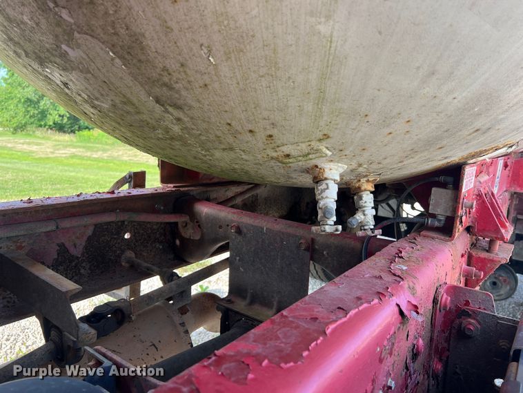 image for item JM9199 2004 International 4300  propane delivery truck