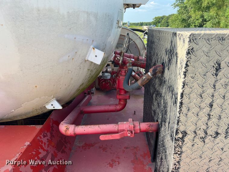 image for item JM9199 2004 International 4300  propane delivery truck