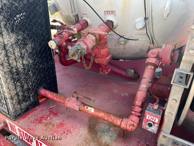 image for item JM9199 2004 International 4300  propane delivery truck