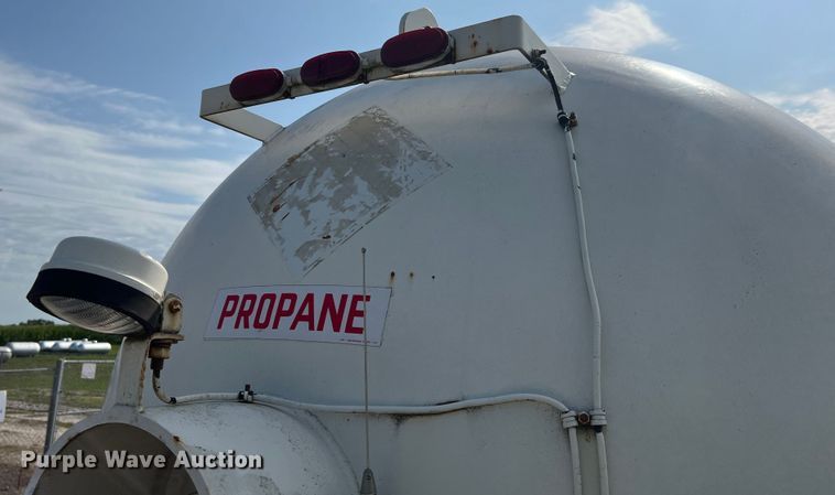 image for item JM9199 2004 International 4300  propane delivery truck