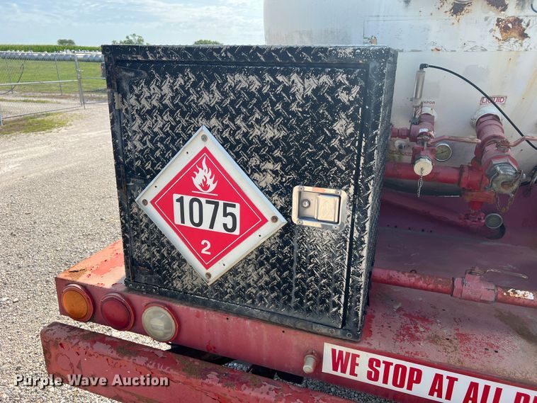 image for item JM9199 2004 International 4300  propane delivery truck