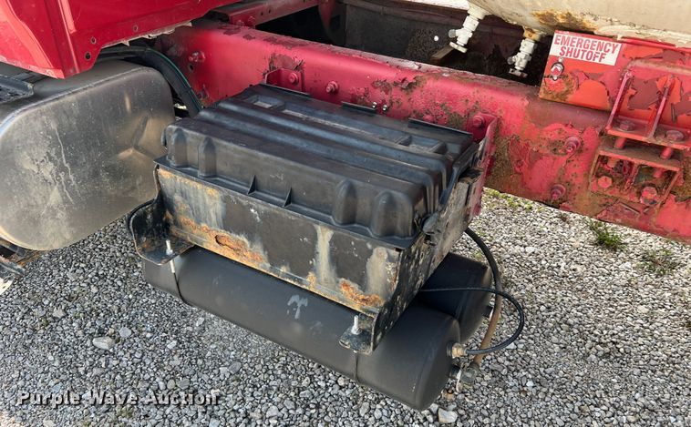 image for item JM9199 2004 International 4300  propane delivery truck