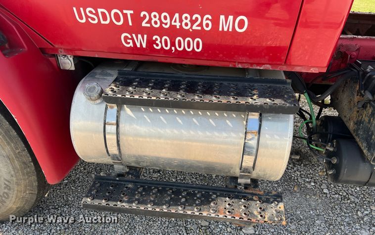 image for item JM9199 2004 International 4300  propane delivery truck