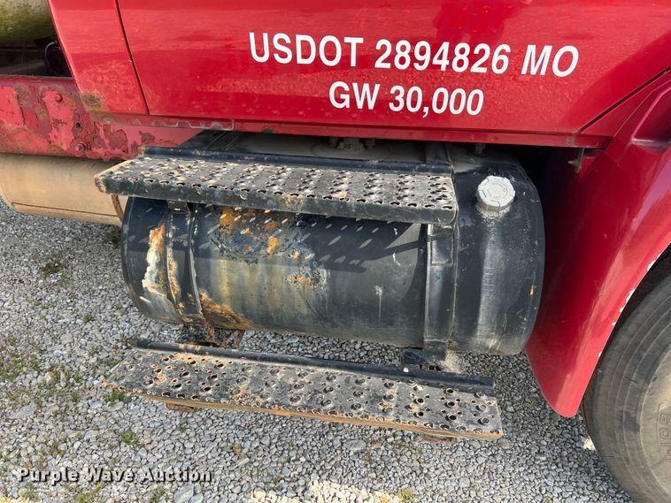 image for item JM9199 2004 International 4300  propane delivery truck