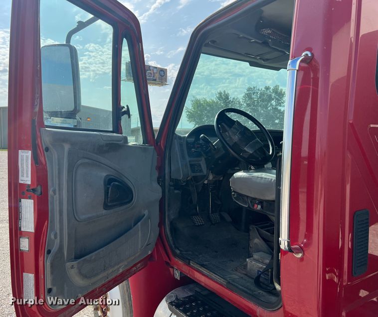 image for item JM9199 2004 International 4300  propane delivery truck