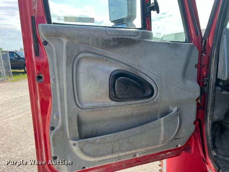 image for item JM9199 2004 International 4300  propane delivery truck