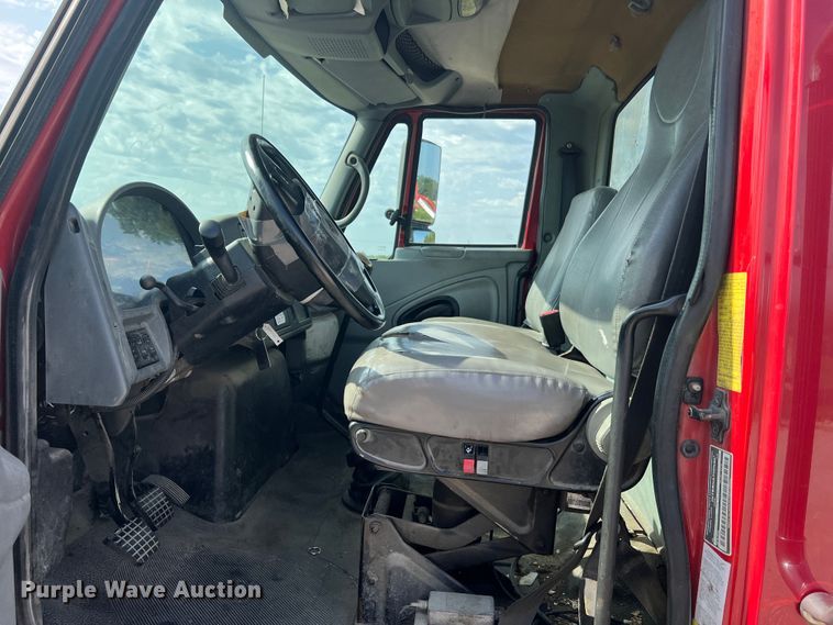 image for item JM9199 2004 International 4300  propane delivery truck