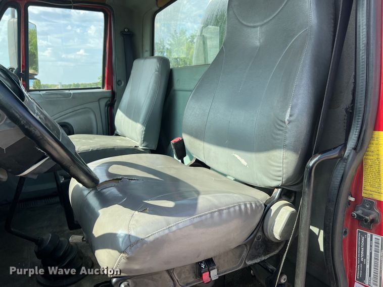 image for item JM9199 2004 International 4300  propane delivery truck