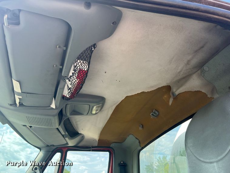 image for item JM9199 2004 International 4300  propane delivery truck