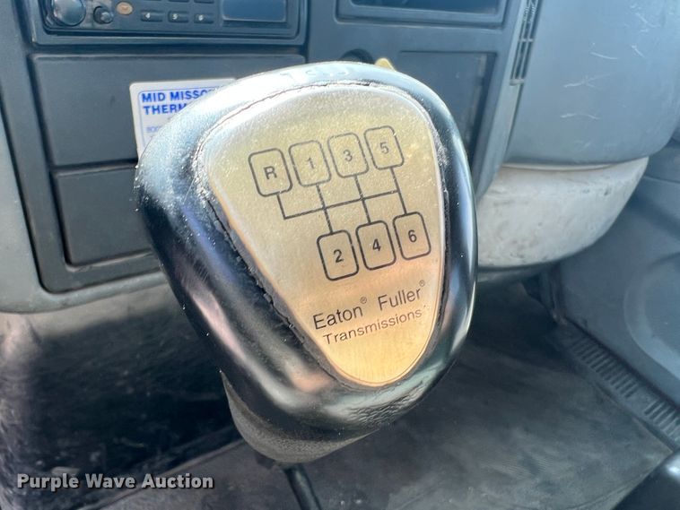 image for item JM9199 2004 International 4300  propane delivery truck