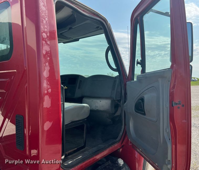 image for item JM9199 2004 International 4300  propane delivery truck