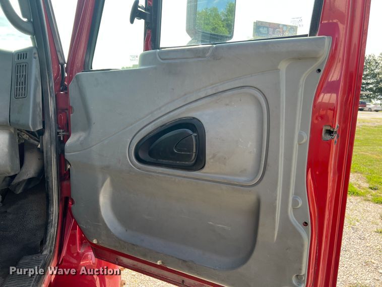 image for item JM9199 2004 International 4300  propane delivery truck